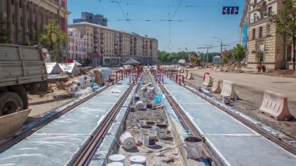 Spårvagn rails i ett skede av deras installation och integrering i betong plattor på den vägen timelapse — Stockvideo
