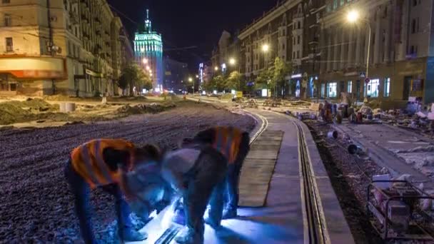 Szyny tramwajowe na etapie ich montażu i integracji z betonowymi płytami w nocy drogowej timelapse — Wideo stockowe