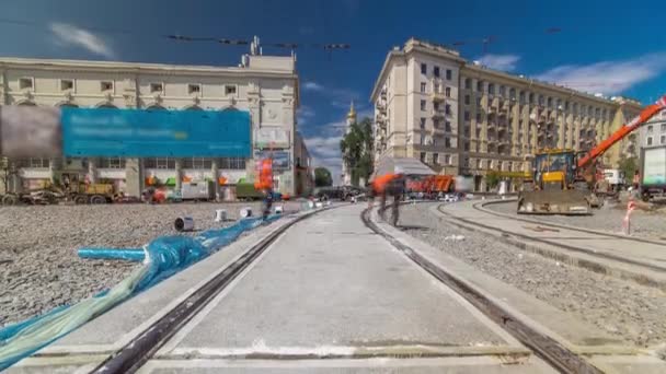 Tramvajová kolejnice ve fázi jejich instalace a integrace do betonové desky na silnici timelapse — Stock video