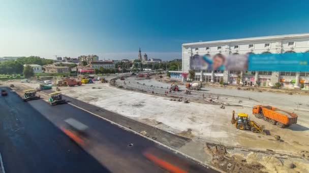 Trabajadores que operan máquinas pavimentadoras de asfalto durante la construcción y reparación de carreteras timelapse aéreo — Vídeo de stock