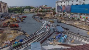 Onarım street timelapse üzerinde çalışır. Yeni tramvay raylar üzerinde bir şehir sokak düzenleme