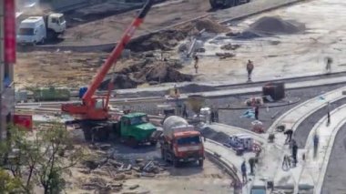 Birçok işçi ve mikser timelapse ile yol yapımı için Beton işleri