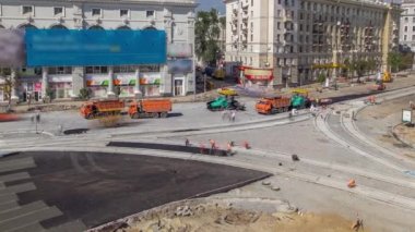 Asfalt Finişer, silindir ve kamyon yolda site timelapse asfaltlama sırasında onarın. Yol yapımı için makineler.