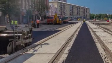 Çalışan işçiler finişer makineleri Asfalt yol yapımı sırasında ve tamir timelapse İnşaat