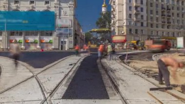 Çalışan işçiler finişer makineleri Asfalt yol yapımı sırasında ve tamir timelapse İnşaat