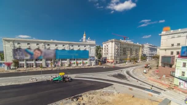 Pracovníků působících asfalt vozovky stroje během výstavby a opravy funguje timelapse — Stock video