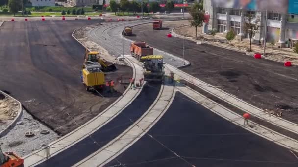 Trabajadores que operan máquinas de asfalto pavimentadoras durante la construcción de carreteras y trabajos de reparación timelapse — Vídeo de stock