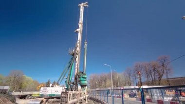 Metro istasyonunun inşaat sahasında büyük bir hendek tüneli zaman tüneli..
