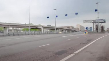 Yol kenarındaki trafik sıkışıklığı, büyük bir şehirde ulaşım hareketi. Şehir yollarında trafik yoğundur. Zaman aşırı hızlanır..