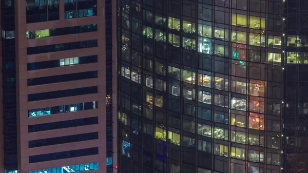 Ramen Hoogbouw Glas Buitenkant Late Avond Met Gloeiende Knipperende Interieur — Stockfoto