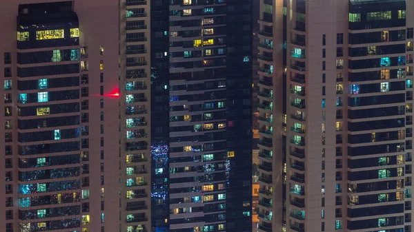 Gecenin ilerleyen saatlerinde gökdelenlerin dış tarafındaki pencereler zaman ayarında parıldıyor ve yanıp sönüyor. Havadan üst görünüm
