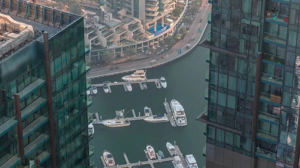 Dubai Marina rıhtımında gezinti zamanı, Dubai, BAE. Cam gökdelenler arasında birçok restoran, yüzen yat ve tekne var.