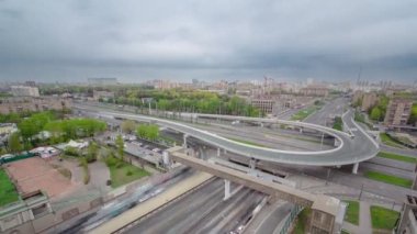 Yol kenarındaki trafik sıkışıklığı, büyük bir şehirde ulaşım hareketi. Şehir yollarında trafik sıkışık. Hava trafiği..