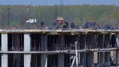 İnşaat halindeki binaları ve çok katlı evleri olan büyük bir inşaat sahası..