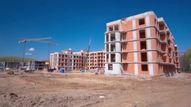 İnşaat halindeki binaları ve çok katlı evleri olan büyük bir inşaat sahası..