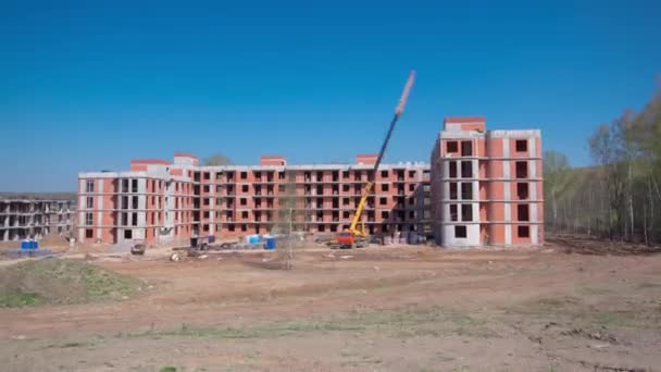 Gran sitio de construcción con edificios en construcción y casas residenciales de varios pisos timelapse hiperlapso. — Vídeos de Stock