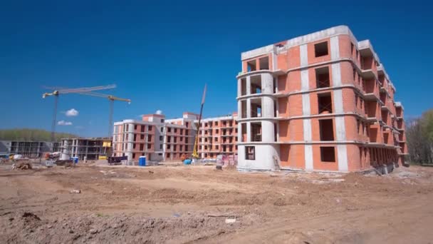 Gran sitio de construcción con edificios en construcción y casas residenciales de varios pisos timelapse. — Vídeos de Stock