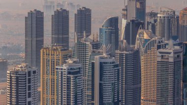 Şeyh Zayed Yolu yakınlarındaki JLT gökdelenleri. Ev binaları ve sabah puslu villalar.