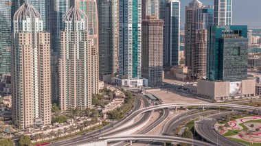 Dubai Marina 'nın gökdelenleri kavşağın yanında ve tramvay durağında en yüksek konut binaları zaman dilimine sahip. JLT bölgesinden hava üst görünümü