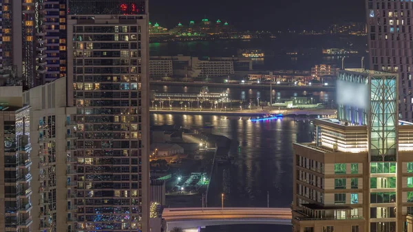 Paseo Marítimo Canal Dubai Marina Con Rascacielos Lujo Iluminados Alrededor — Foto de Stock