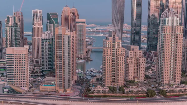 Небоскрёбы Дубаи Марина Освещенными Высокими Жилыми Зданиями Ночь День Переход — стоковое фото