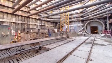 Metro istasyonunun inşaat sahasında büyük bir hendek tüneli zaman tüneli..