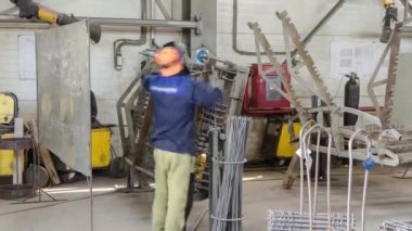 Kaynakçı elektrot ile üretim üretim tesisi timelapse ark yarı otomatik çalışan
