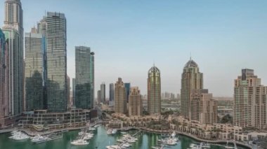 Dubai marinası Limandaki en uzun gökdelenler ve yatlar Gün ve gece saatleri.