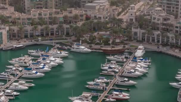 Kapal mewah dan kapal pesiar berlabuh di udara Dubai Marina timelapse. — Stok Video