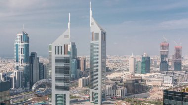 Emirates Kuleleri 'nin ve Şeyh Zayed' in zaman çizelgesinin manzarası. Finans bölgesinin gökdelenleri