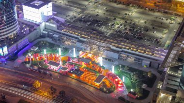 Geçit Bulvarı 'nın yeni gezinti güvertesi, Dubai Uluslararası Finans Merkezi' nde yer alıyor. DIFC 'deki tüm gökdelenleri birbirine bağlıyor. Arabalı büyük bir otopark.