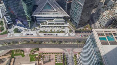 Ofis kulesi Dubai Uluslararası Finans Merkezi zaman diliminde yer almaktadır. Dubais merkez finans bölgesinde restoranlar ve yol trafiği var.