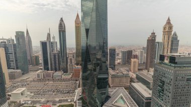 Şeyh Zayed yolu üzerindeki Dubai 'deki finans bölgesi iş merkezindeki fütüristik gökdelenlerin panoraması tüm gün boyunca gölgeler hızla hareket etti. Yukarıdan hava görünümü