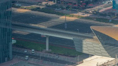 Şeyh Zayed Yolu trafiği hava trafiği, metro yolu ve lüks Dubai şehrindeki modern gökdelenler, Birleşik Arap Emirlikleri