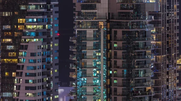 Gecenin ilerleyen saatlerinde gökdelenlerin dış tarafındaki pencereler zaman ayarında parıldıyor ve yanıp sönüyor. Havadan üst görünüm