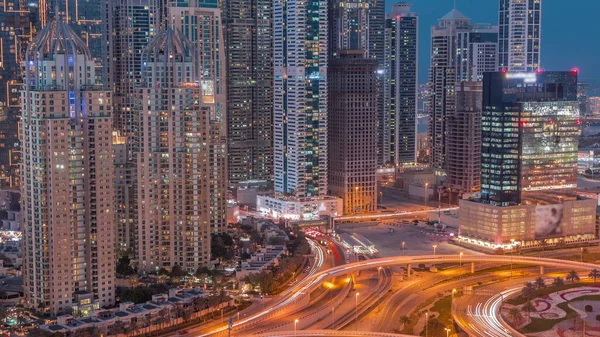 Dubai Marina 'nın gökdelenleri gün batımından gece saatlerine kadar aydınlatılmış en yüksek konut binaları. Otoyol kavşağı olan JLT bölgesinin hava üst görüntüsü