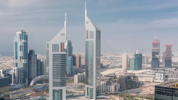 Emirates Kuleleri 'nin ve Şeyh Zayed' in zaman çizelgesinin manzarası. Finans bölgesinin gökdelenleri