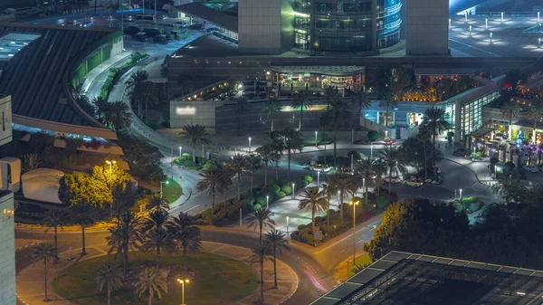 Dubai 'nin finans bölgesindeki kavşak kavşağı yolunun hava görüntüsü. Sokakta avuç içi trafik vardı. Dubai, Birleşik Arap Emirlikleri.