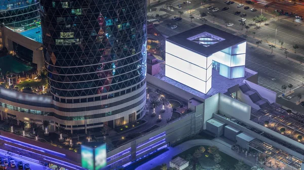 Geçit Bulvarı 'nın yeni gezinti güvertesi, Dubai Uluslararası Finans Merkezi' nde yer alıyor. DIFC 'deki tüm gökdelenleri birbirine bağlıyor. Parlak pencereli kuleler. Arabalı büyük bir otopark.