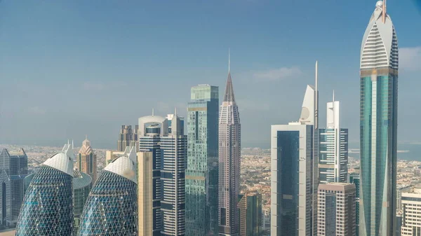 Dubai 'nin ekonomik merkezi, lüks gökdelenler, zaman çizelgeleri, Dubai, Birleşik Arap Emirlikleri. Ofis kuleleri ve bulutlu gökyüzü ile hava manzarası