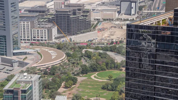 Kazı makineleri ve vinçler de dahil olmak üzere büyük inşaat sahasının bulunduğu finans bölgesinde park yeri bir bina kompleksi üzerinde çalışıyor. Dubai, BAE 'den yukarıdan hava görüntüsü