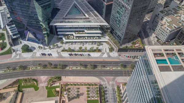 Ofis kulesi Dubai Uluslararası Finans Merkezi zaman diliminde yer almaktadır. Dubais merkez finans bölgesinde restoranlar ve yol trafiği var.