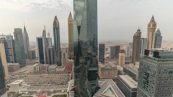 Şeyh Zayed yolu üzerindeki Dubai 'deki finans bölgesi iş merkezindeki fütüristik gökdelenlerin panoraması tüm gün boyunca gölgeler hızla hareket etti. Yukarıdan hava görünümü