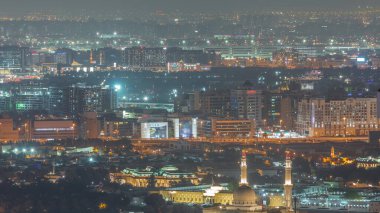 Bur Dubai 'nin, Creek' in, Deira 'nın ve Sharjah' ın hava manzarası. Birçok ev, dükkan ve aydınlatılmış cami