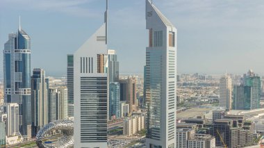 Emirates Kuleleri 'nin ve Şeyh Zayed' in zaman çizelgesinin manzarası. Finans bölgesinin gökdelenleri