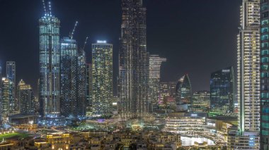 Dubai Şehir Merkezi gece zaman çizelgesi Dubai 'nin en yüksek gökdeleni ve diğer aydınlatma kuleleri ile Birleşik Arap Emirlikleri' nin tepesinden görülüyor. Eski şehir ve çeşmenin geleneksel evleri