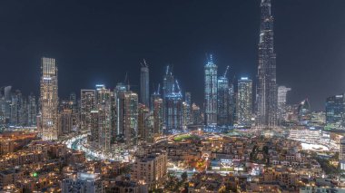 Dubai Şehir Merkezi gece zaman çizelgesi Dubai 'nin en yüksek gökdeleni ve diğer aydınlatma kuleleri ile Birleşik Arap Emirlikleri' nin tepesinden görülüyor. Eski kentin geleneksel evleri ve inşaat halindeki birçok bina