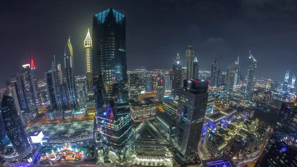 迪拜金融区商业中心位于谢赫扎耶德路的未来摩天大楼全景夜幕降临 空中俯瞰 塔楼灯火通明 — 图库照片