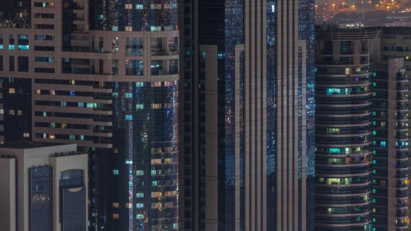 Gecenin ilerleyen saatlerinde gökdelenlerin dış tarafındaki pencereler zaman ayarında parıldıyor ve yanıp sönüyor. Havadan üst görünüm