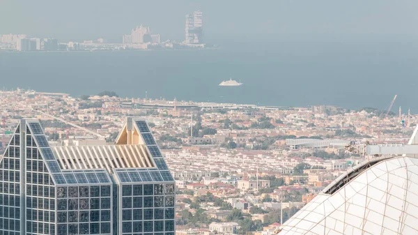 ドバイ市内の橋のある水上運河近くのアパートやヴィラの空中ビューは アラブ首長国連邦の金融街の超高層ビルから経過します 高層ビルの屋上 — ストック写真